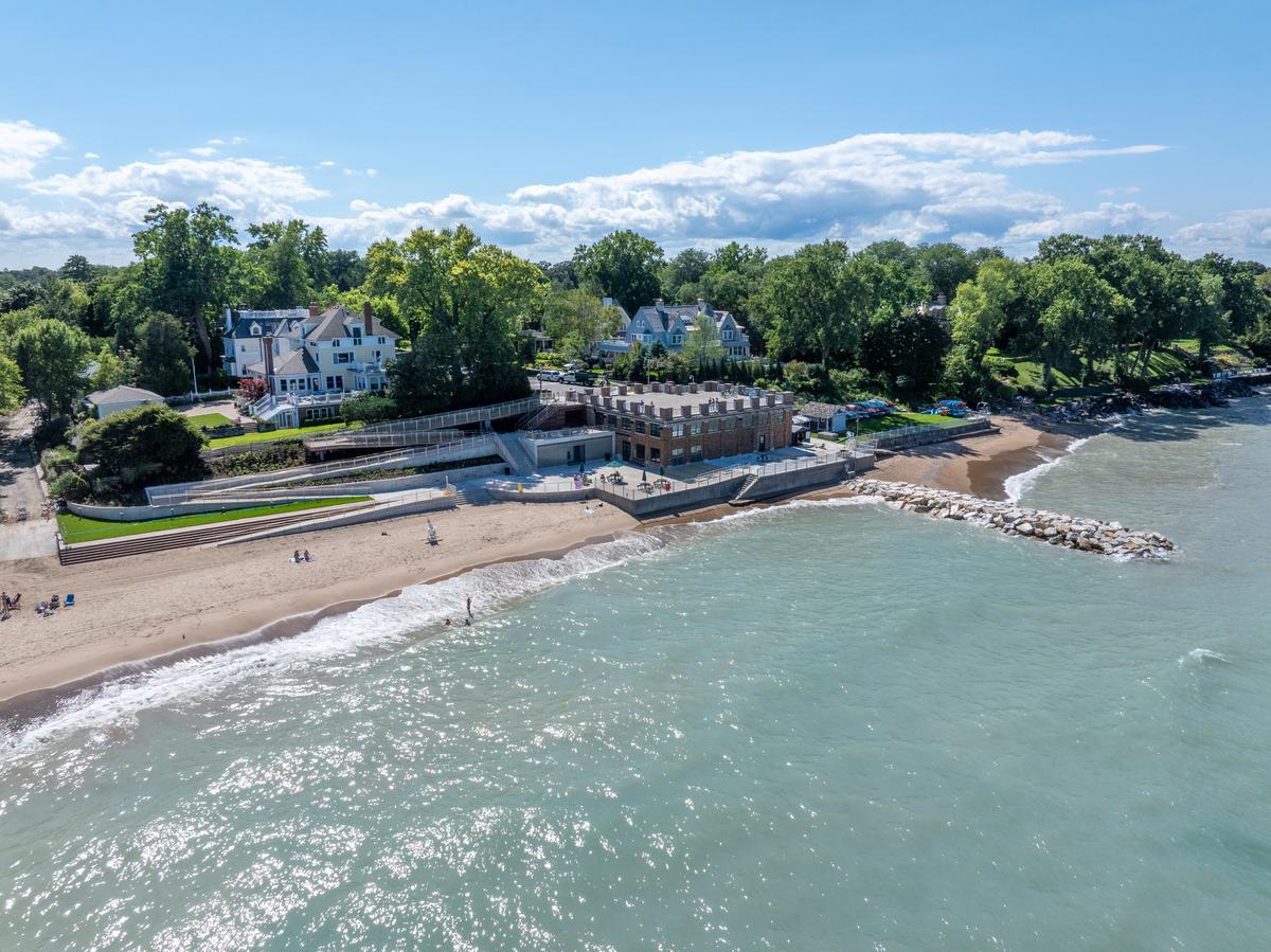 Aerial view of the Kenilworth lakefront and the Lake Michigan shoreline