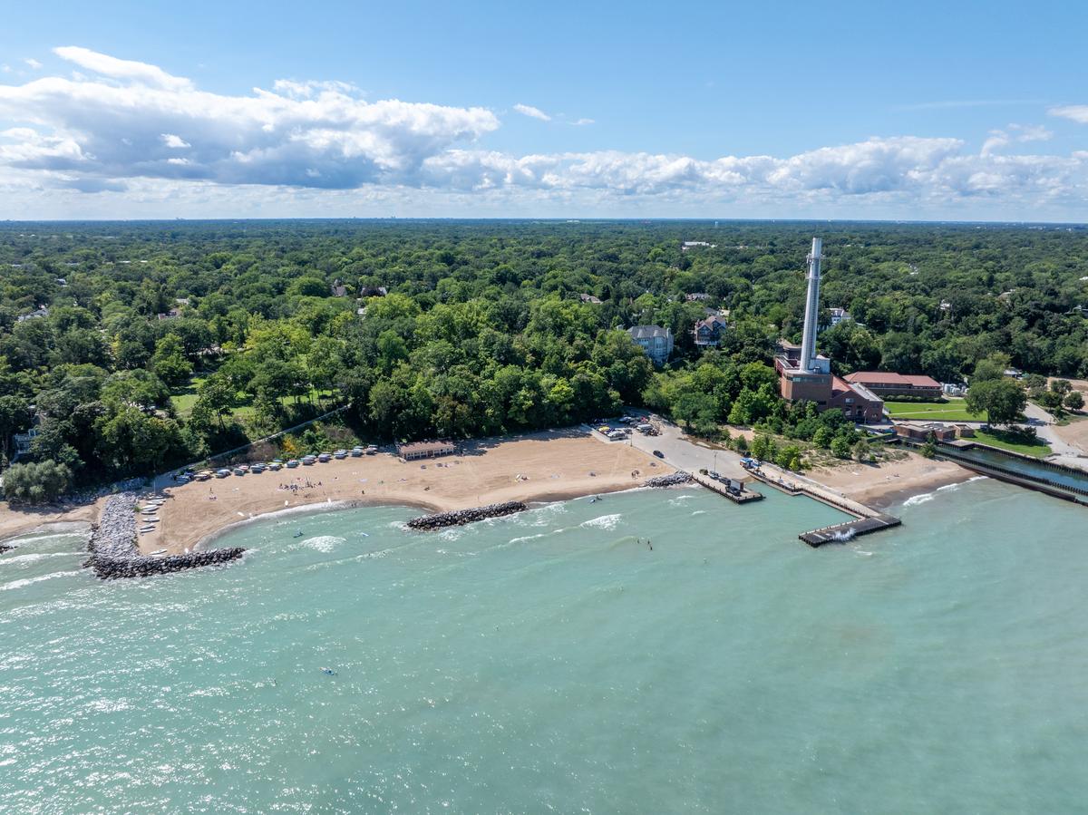 Aerial view of the Winnetka lakefront, showing the beach, the pier and the Lake Michigan shoreline